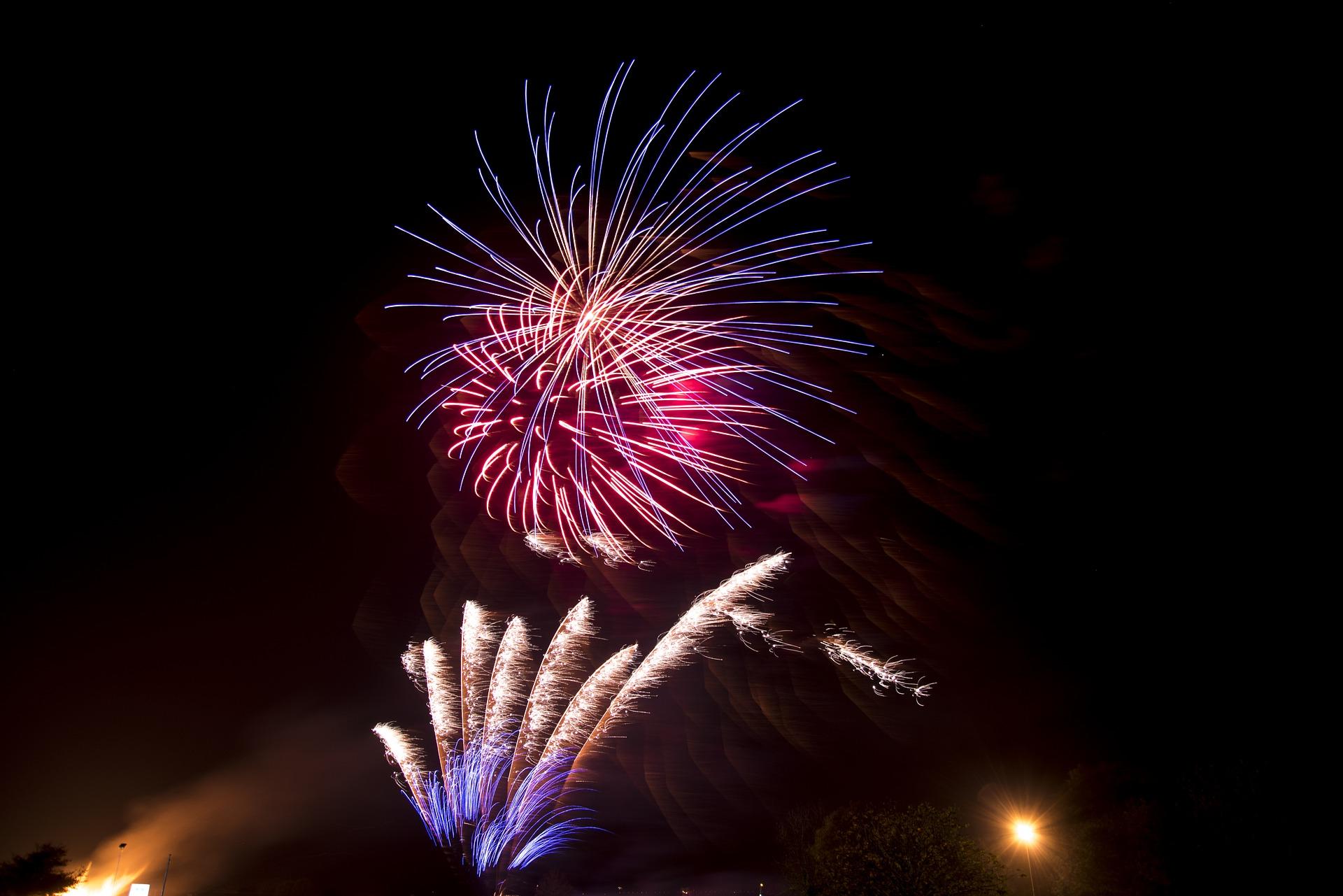 fireworks-1802065_1920.jpg