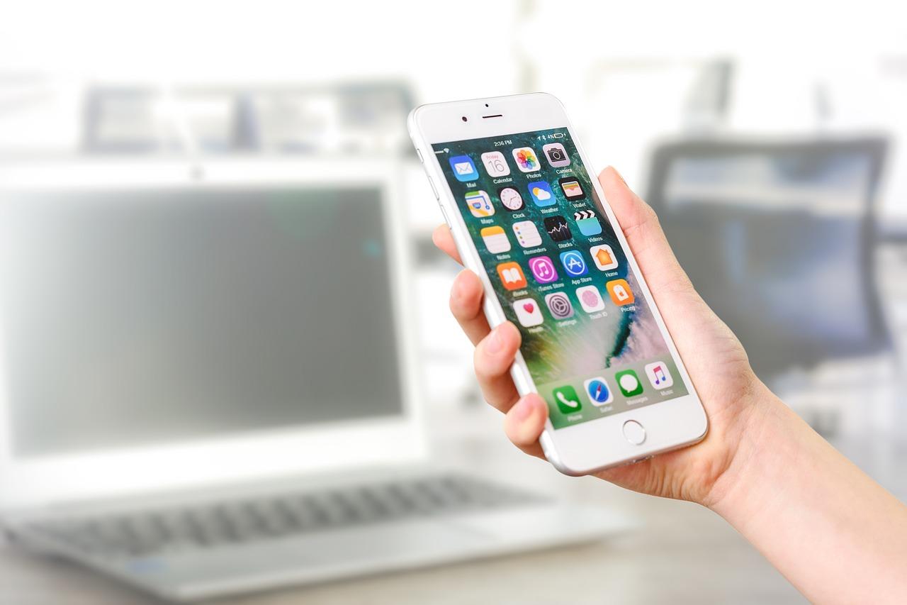 woman-holding-a-smartphone-3168797_1280.jpg