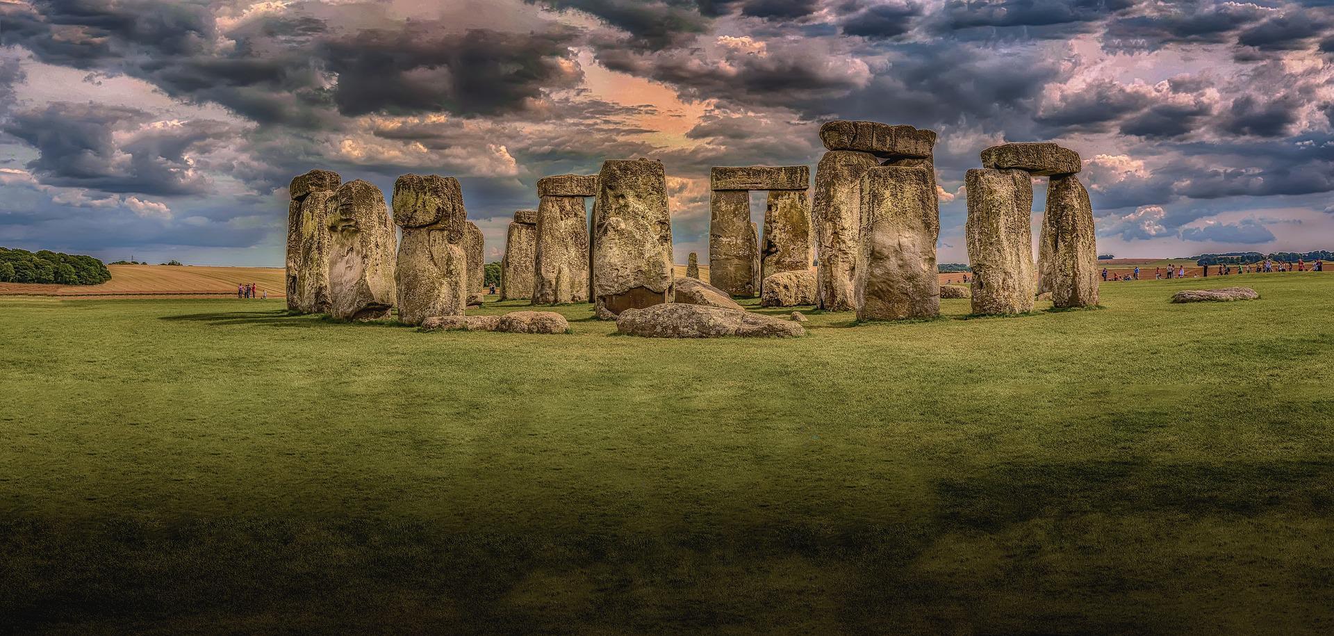 stonehenge-gc7f7aeaf3_1920.jpg